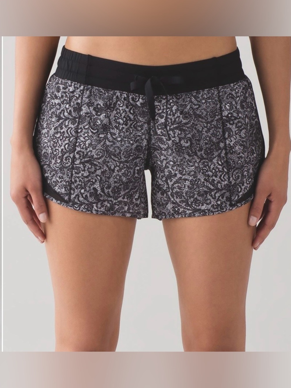 Lululemon Hotty Hot Short (2.5”) Mini Cinder Lace White and Black